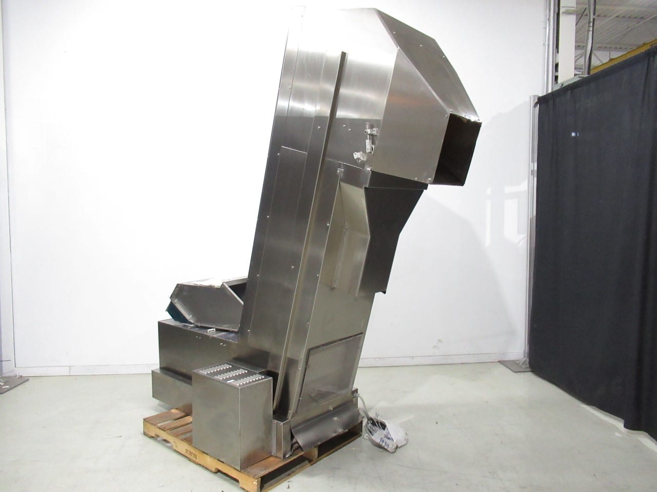 Used OZAF cap or pump elevator conveyor model E40