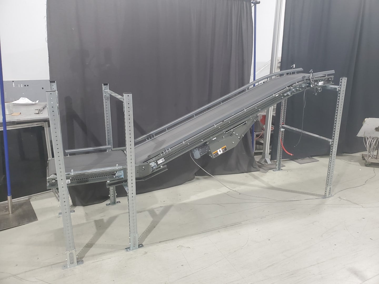 Used Knapp z-shape elevating conveyor for lifting product, LIKE NEW multiple in stock