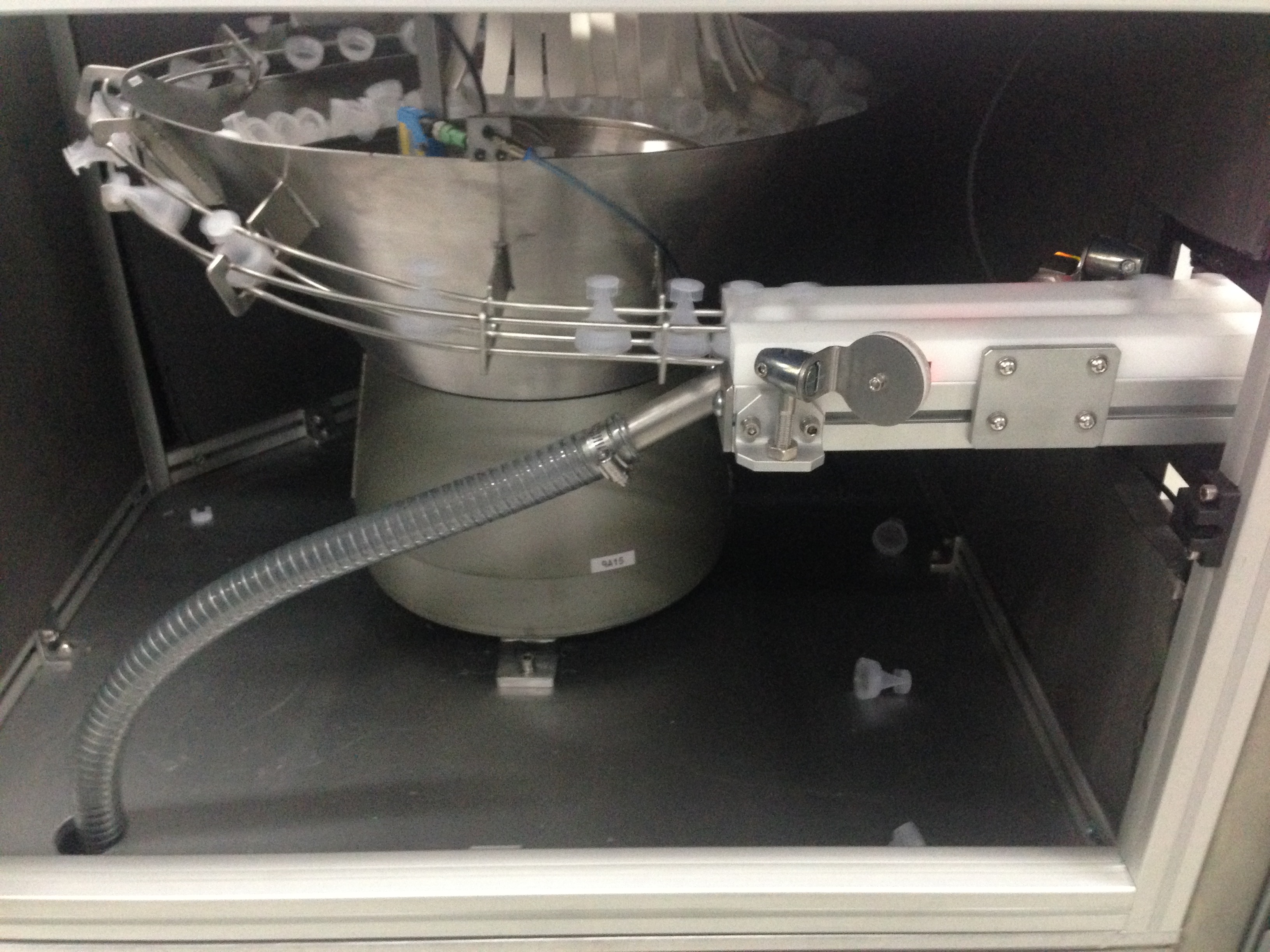 New PCM comb feeder with centrifugal sorting bowl, elevator-hopper and starwheel indexing system